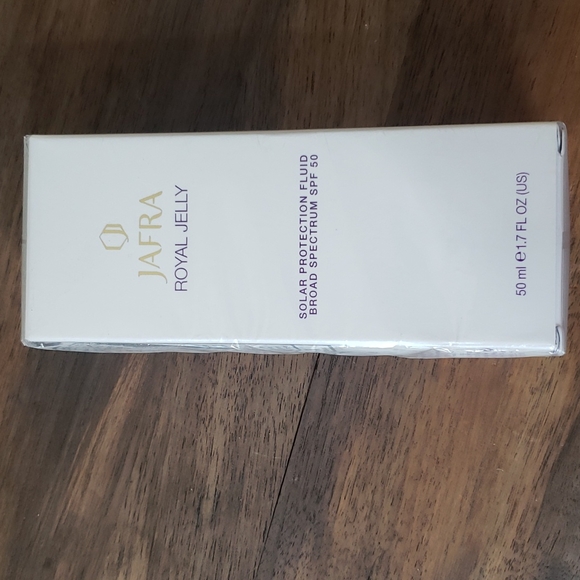 JAFRA Royal Jelly Solar Protection Fluid Broad Spectrum SPF 50 - Picture 2 of 4